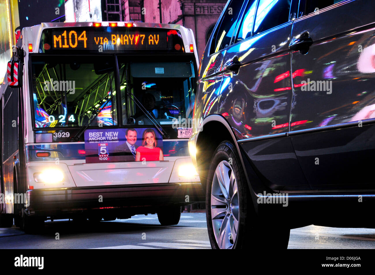 MTA-öffentliche Verkehrsmittel-Bus durchquert Times Square, Broadway, Manhattan, New York City. Stockfoto