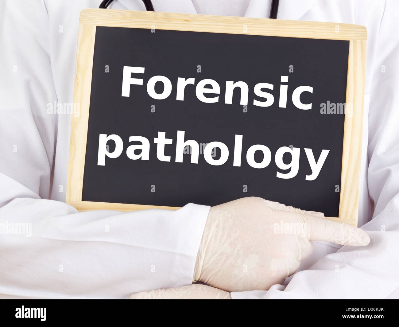 Arzt zeigt Informationen: Forensische Pathologie Stockfoto
