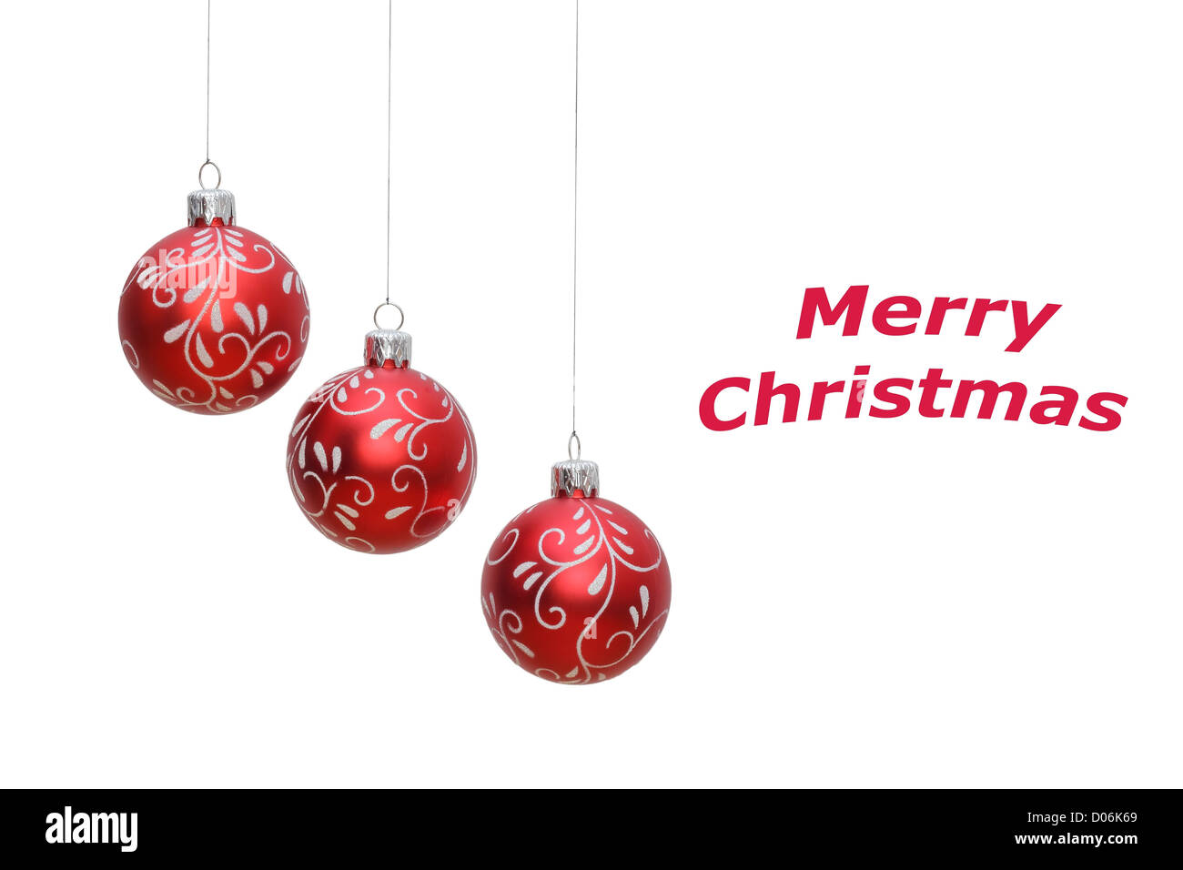 drei hängenden roten Weihnachtskugeln auf weißem Hintergrund, Platz für text Stockfoto