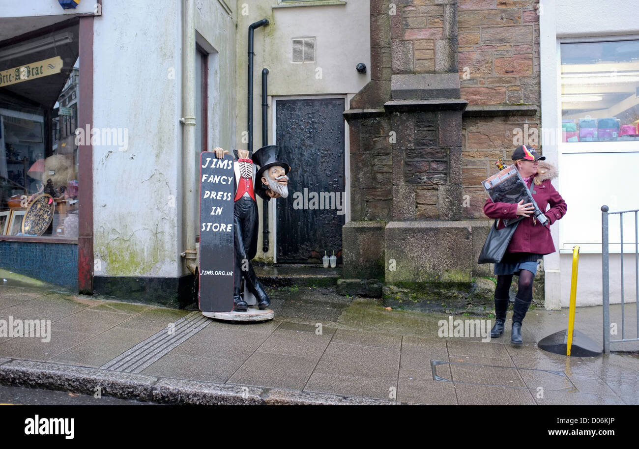 Eine Frau geht vorbei ein Zeichen für eine Kostüm-Shop in Redruth, Cornwall Stockfoto