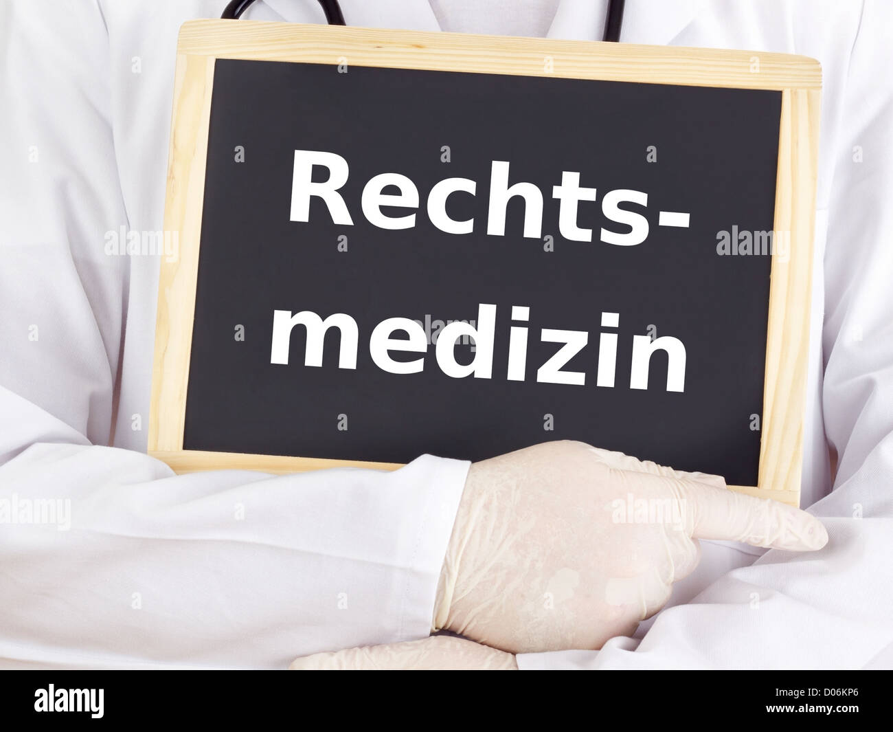 Arzt zeigt Informationen: Forensische Pathologie Stockfoto