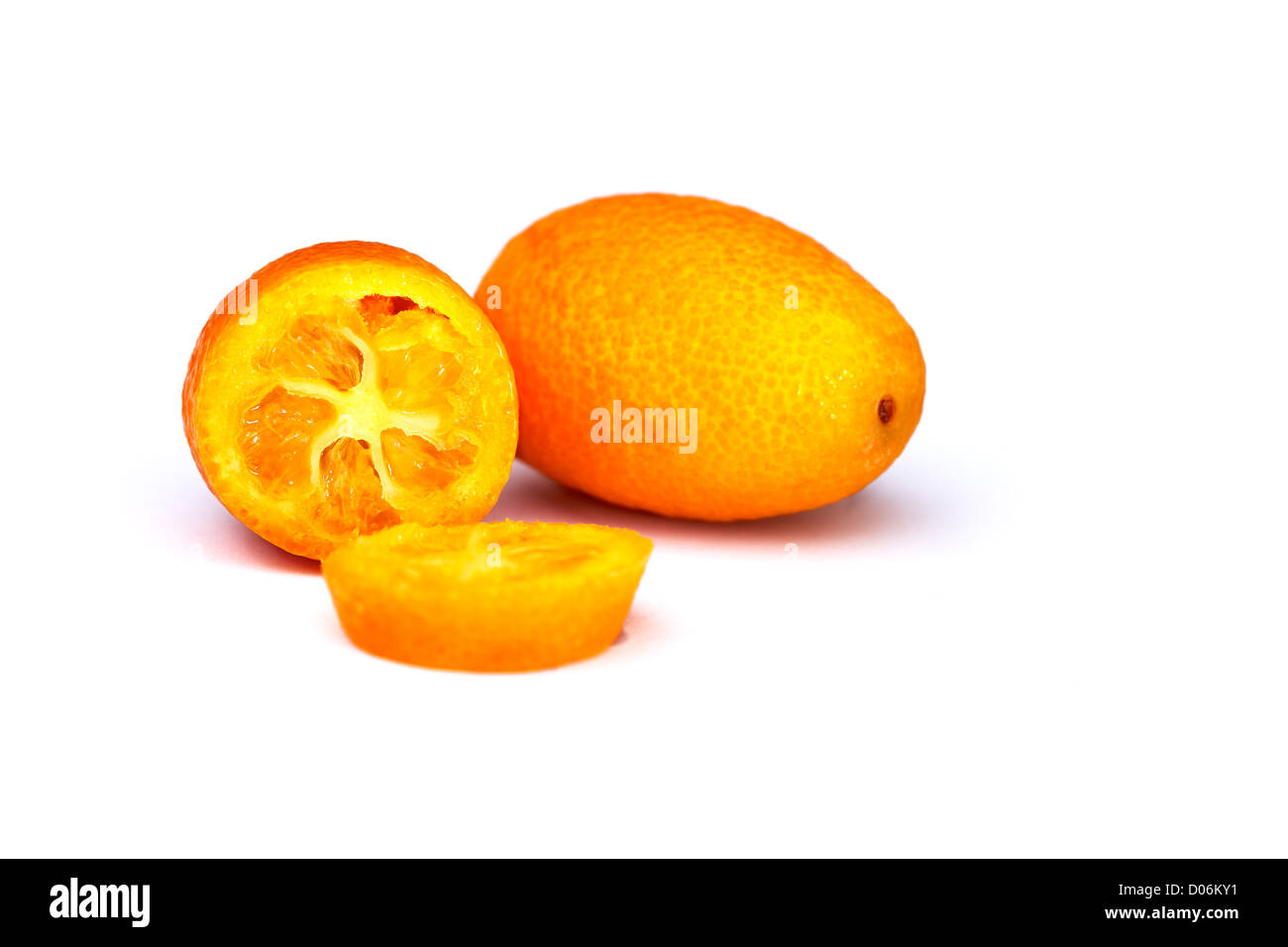 Kumquats, in Scheiben geschnitten. Stockfoto