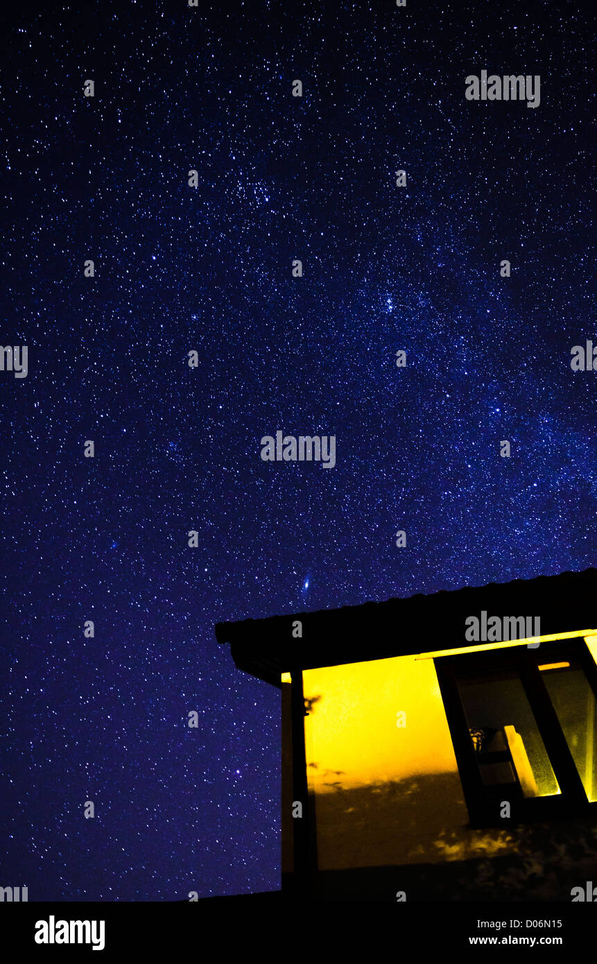 Sterne in den Nachthimmel über ein Haus aus dem Norden Europas angesehen. Stockfoto