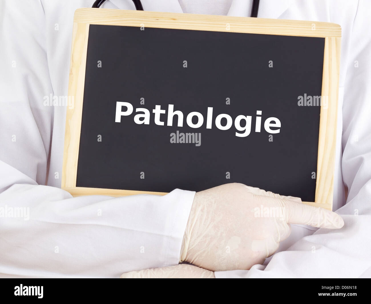 Arzt zeigt Informationen zur Tafel: Pathologie Stockfoto