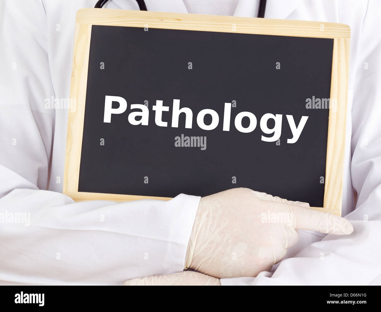 Arzt zeigt Informationen zur Tafel: Pathologie Stockfoto