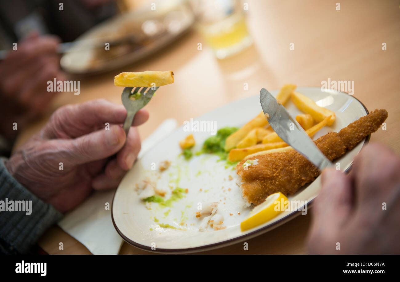 Fish &amp; Chips serviert in einem Altersheim. Stockfoto