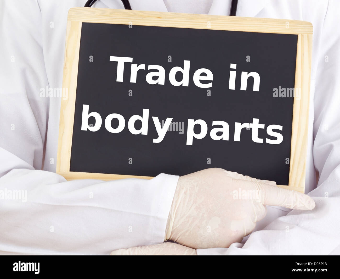 Arzt zeigt Informationen: Handel mit Körperteilen Stockfoto
