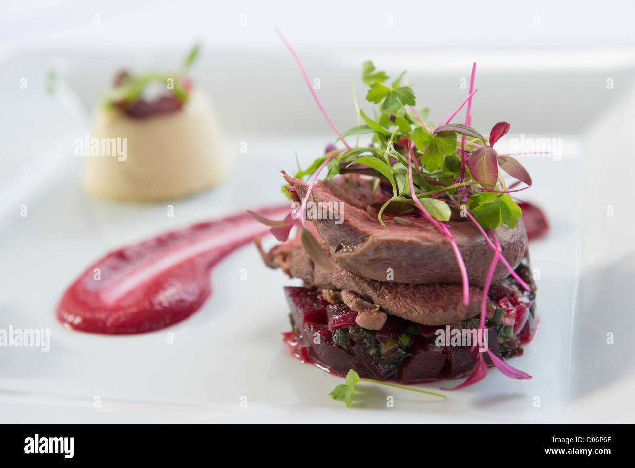 Rote Beete und Rindfleisch vergoldet in einem feinen restaurant Stockfoto