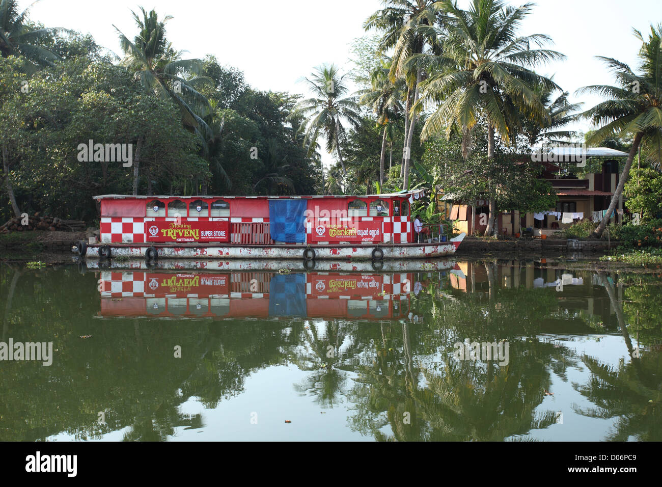 Eine schwimmende Supermarkt auf dem Rücken Wasser von Alleppey. Stockfoto