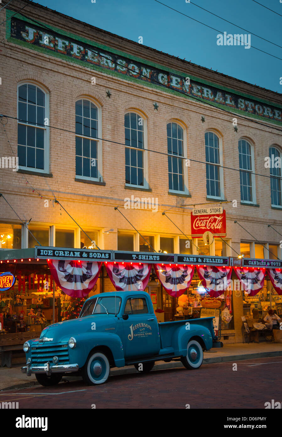 Alter Lkw und Gebäude am Jefferson Gemischtwarenladen in Jefferson, Texas Stockfoto