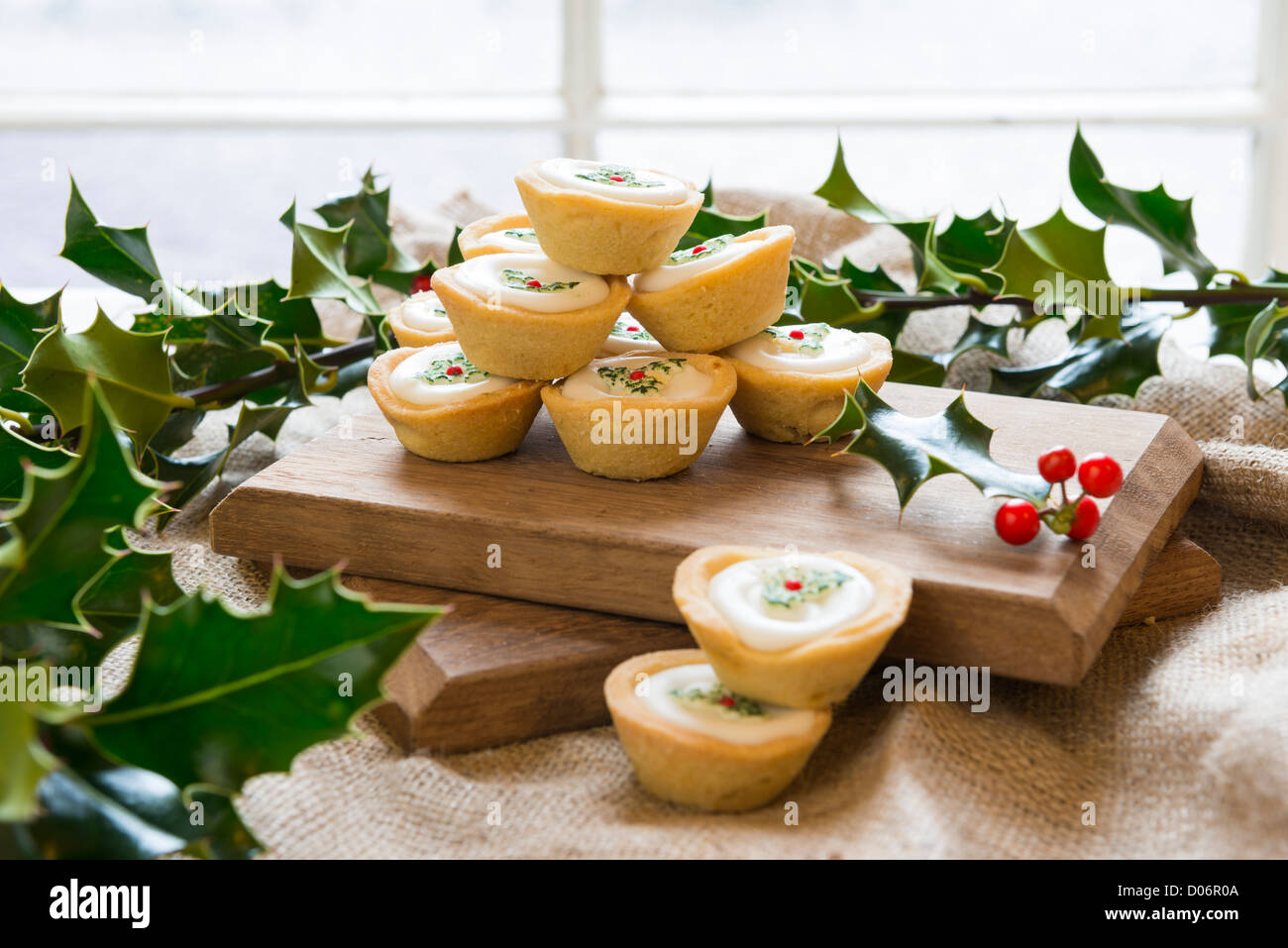 Weihnachten dekoriert Mince Pies in rustikaler Umgebung Stockfoto