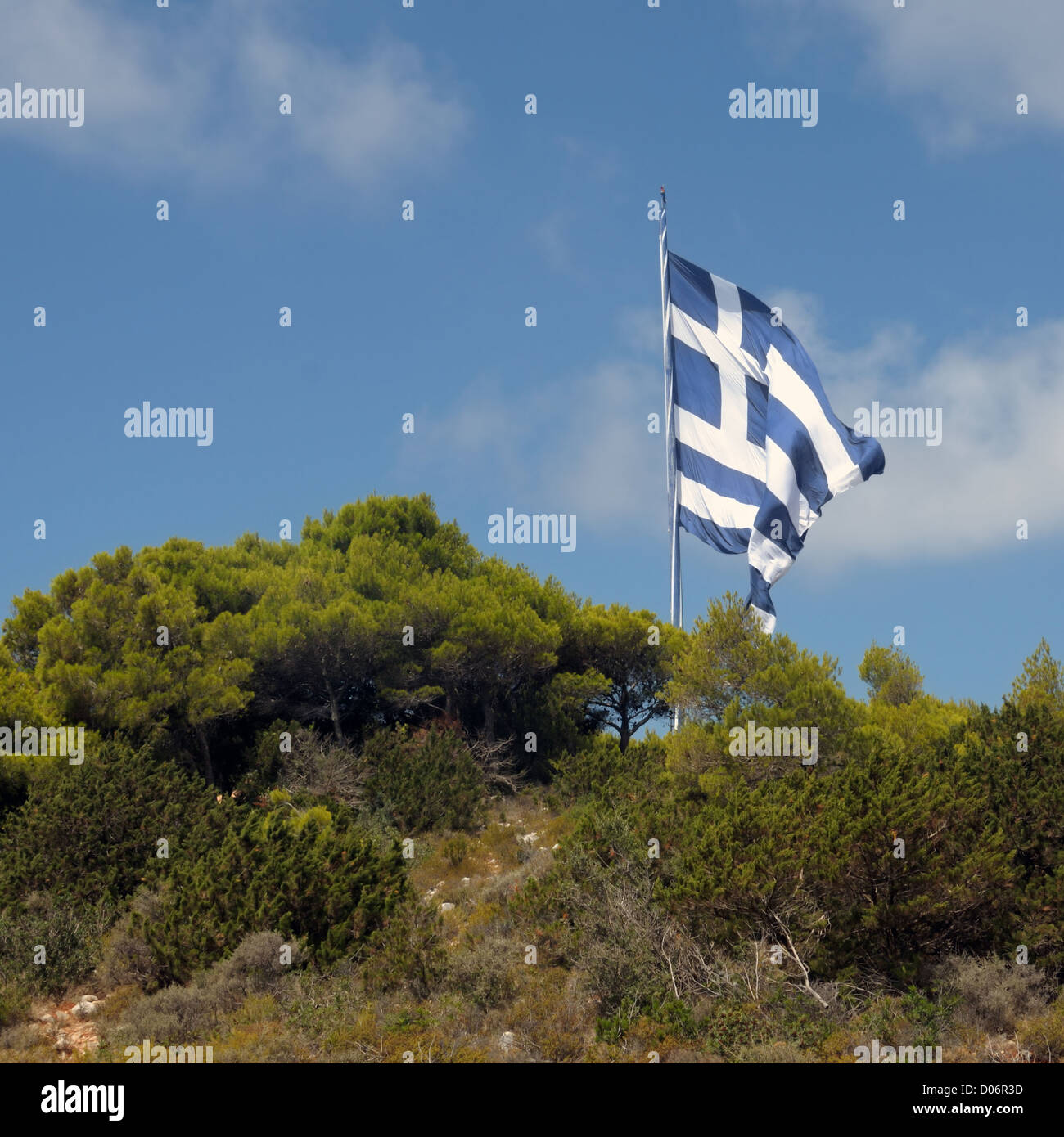 Gigantische griechische Flagge auf Berggipfel. Zakynthos, Griechenland. Stockfoto