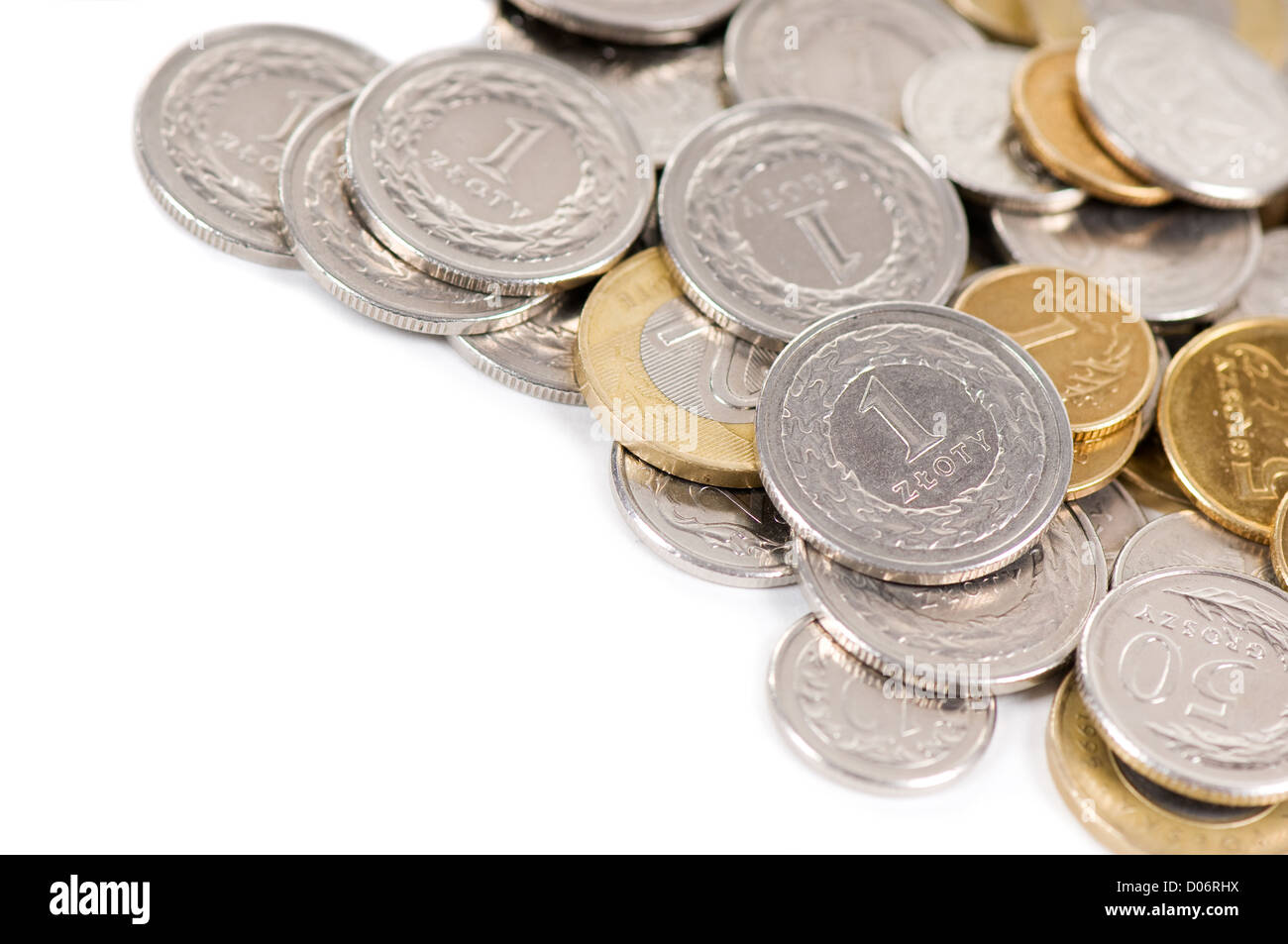 Viele polnische Zloty Münzen liegen auf weiß Stockfoto