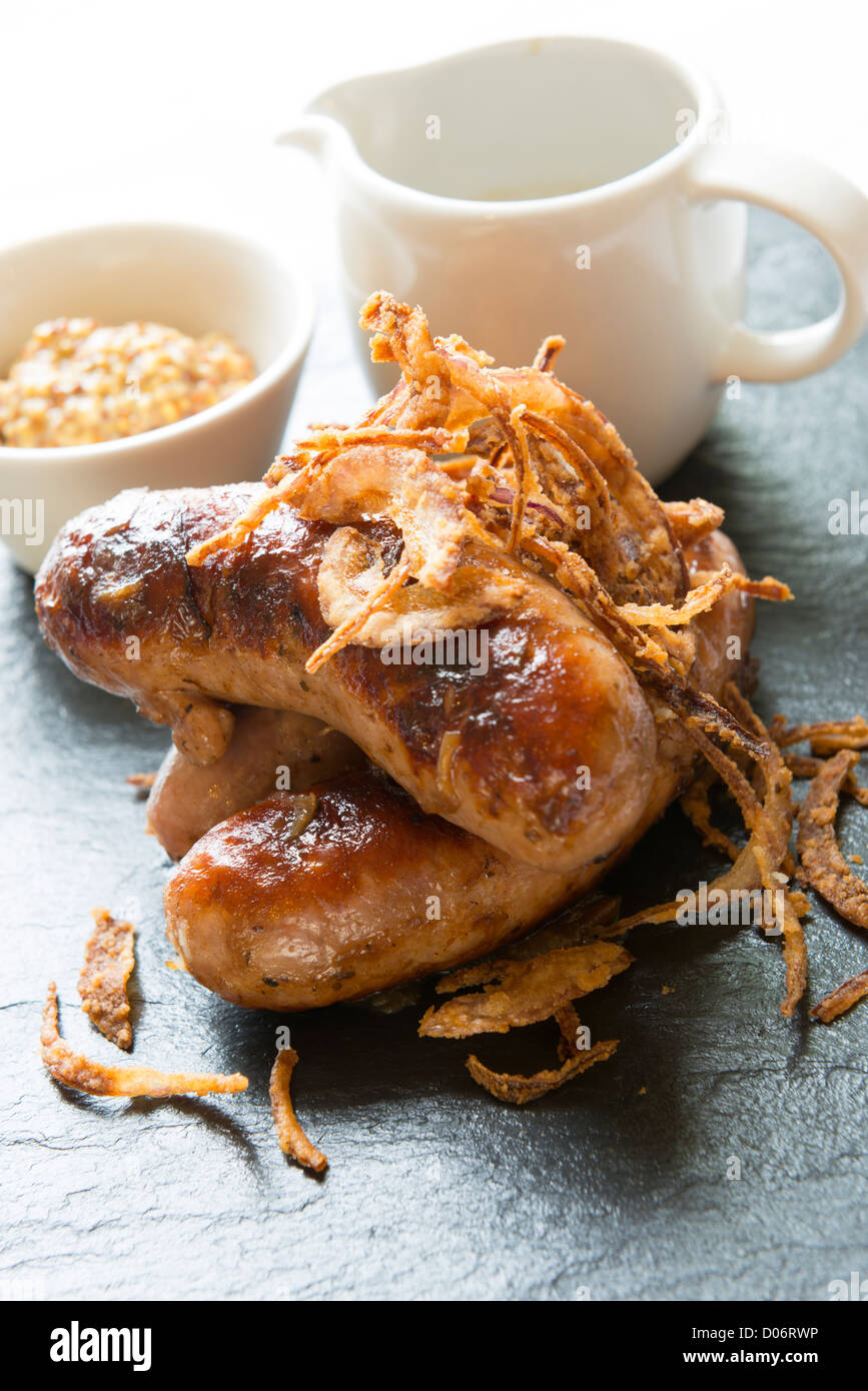 Würstchen und Röstzwiebeln Stockfoto