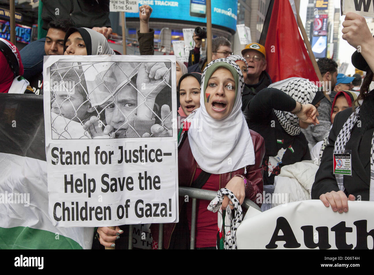 Gleichzeitige Demonstrationen von pro-palästinensischen & pro-israelische Gruppen in Times Square, New York, über die heutigen Angriffe von beiden Seiten. Pro-palästinensische Demonstranten Stockfoto