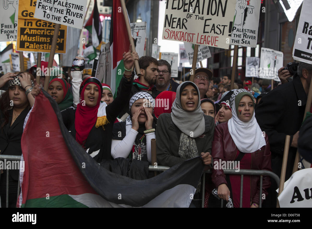 Gleichzeitige Demonstrationen von pro-palästinensischen & pro-israelische Gruppen in Times Square, New York, über die heutigen Angriffe von beiden Seiten. Pro-palästinensische Demonstranten Stockfoto