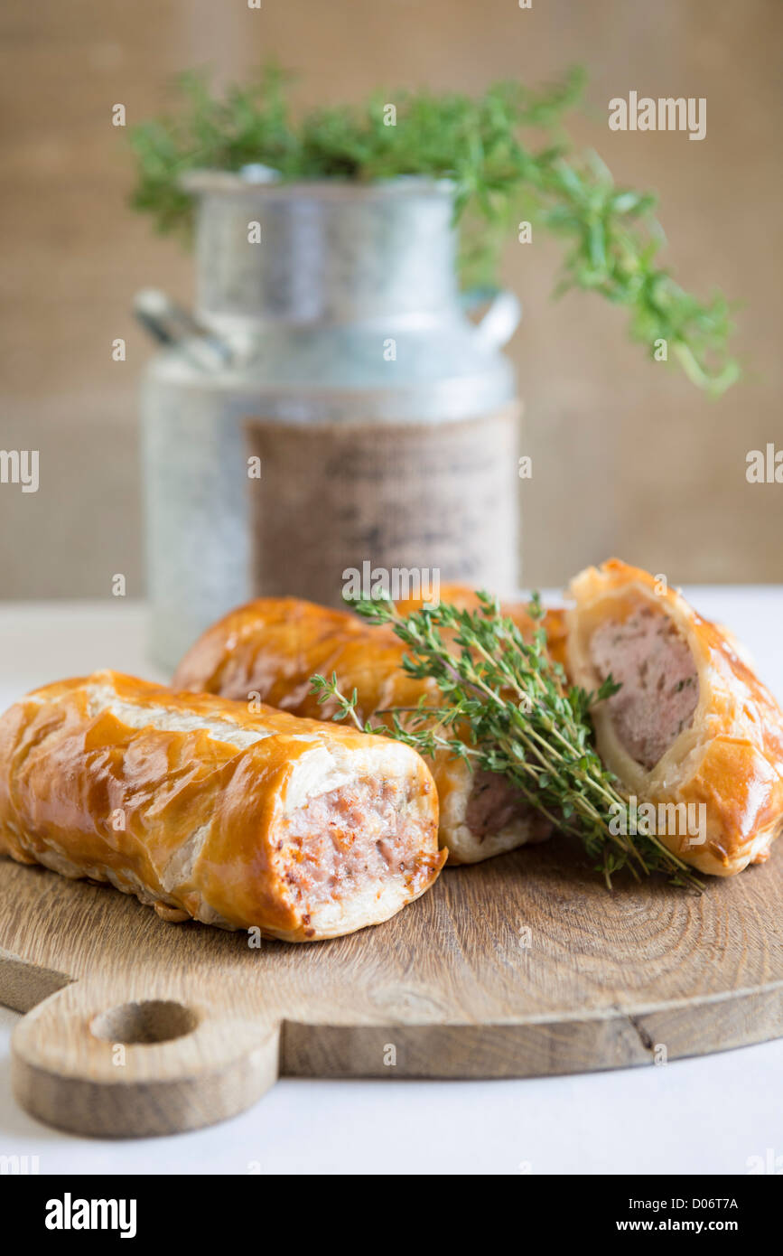 Wurstbrötchen und Kräutern Stockfoto