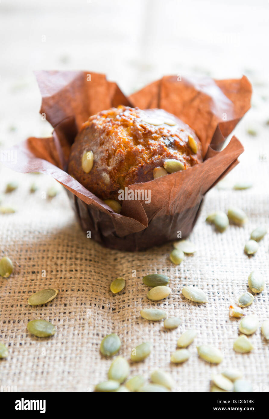 Kürbis-Muffins und Samen. Stockfoto