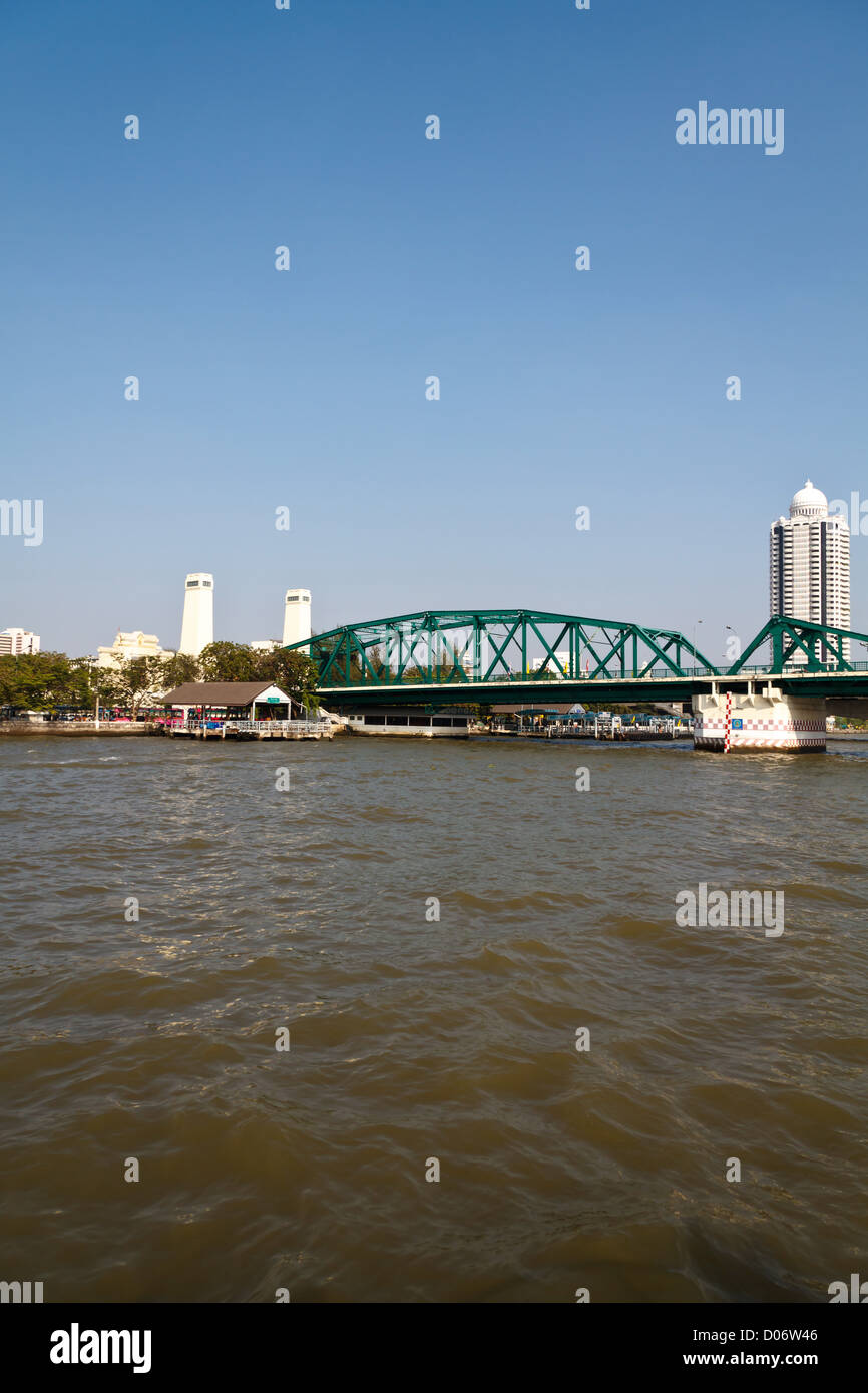 Blick über den Fluss Chao Phraya in Bangkok, Thailand Stockfoto