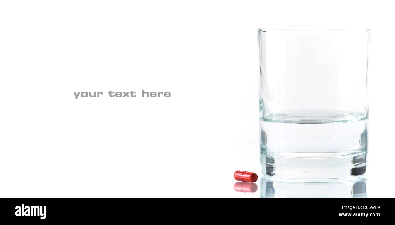 Nahaufnahme von roten Pille und Wasser auf einem hohen wichtigen Hintergrund. Der Fokus liegt auf der vorderen Pille und schnell abfällt Stockfoto