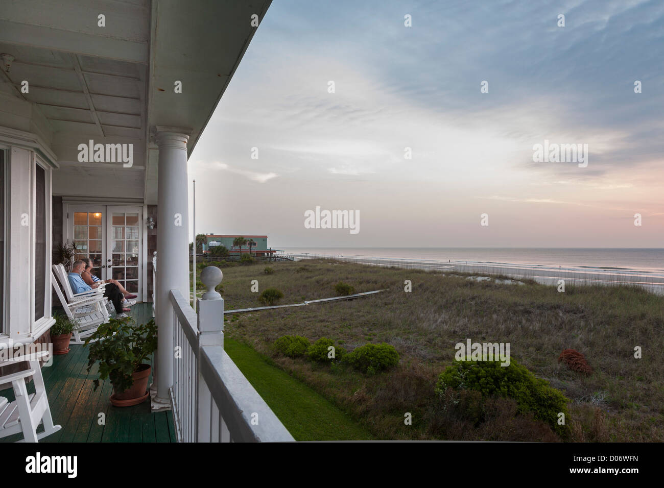 Paar am Hotel Veranda gerade Sonnenaufgang über dem Atlantik in Amelia Island, Florida Stockfoto