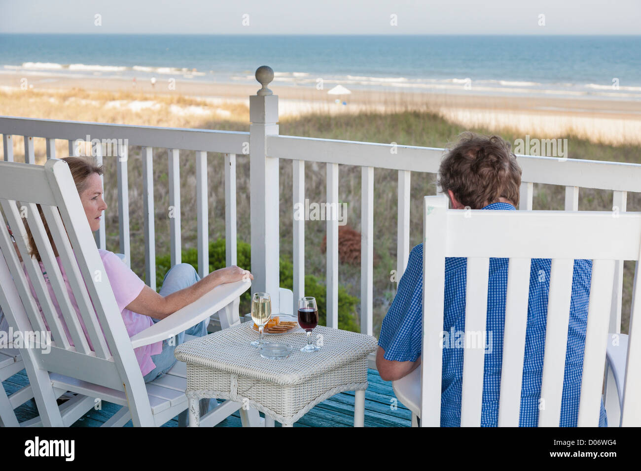 Paar genießt Wein und Käse auf der Terrasse mit Blick auf den Atlantischen Ozean auf Amelia Island, Florida Stockfoto