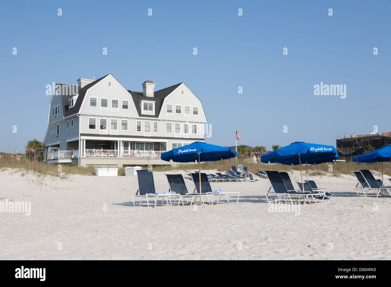 Sonnenschirme säumen die Uferpromenade Elizabeth Pointe Lodge Resort Hotel in Amelia Island, Florida Stockfoto