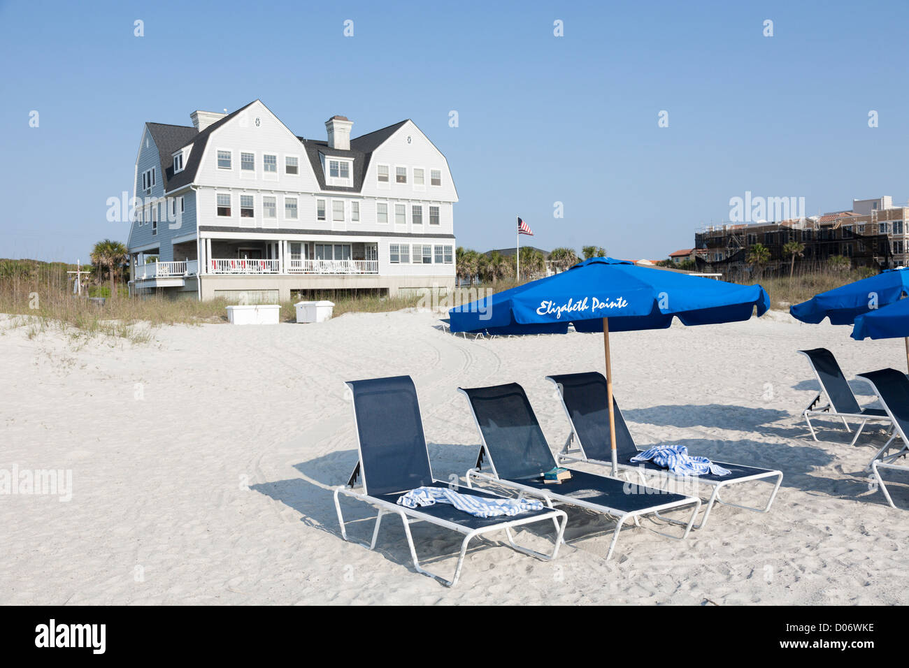 Sonnenschirme säumen die Uferpromenade Elizabeth Pointe Lodge Resort Hotel in Amelia Island, Florida Stockfoto