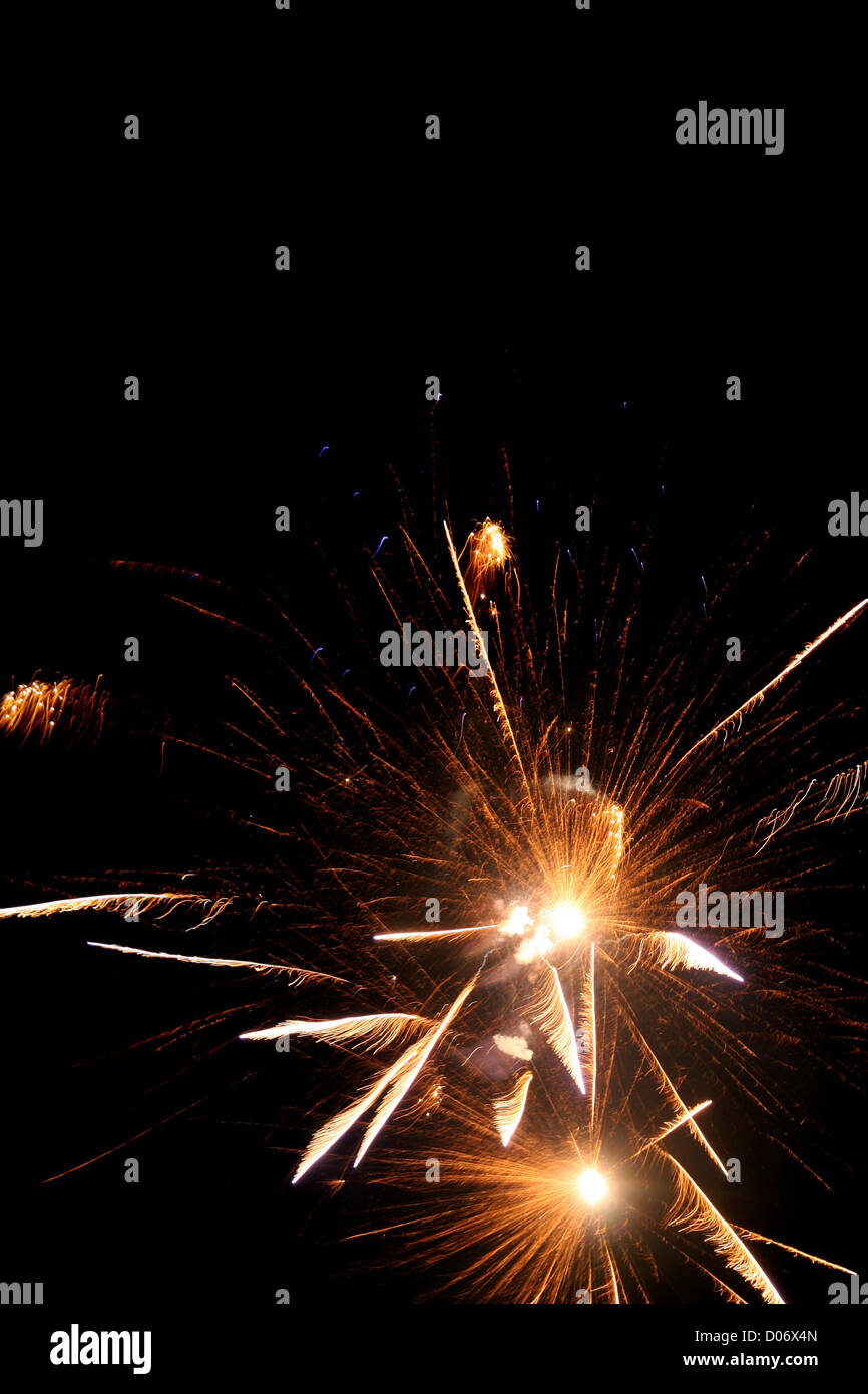 funkelt der großen Feuerwerk an Silvester Stockfoto