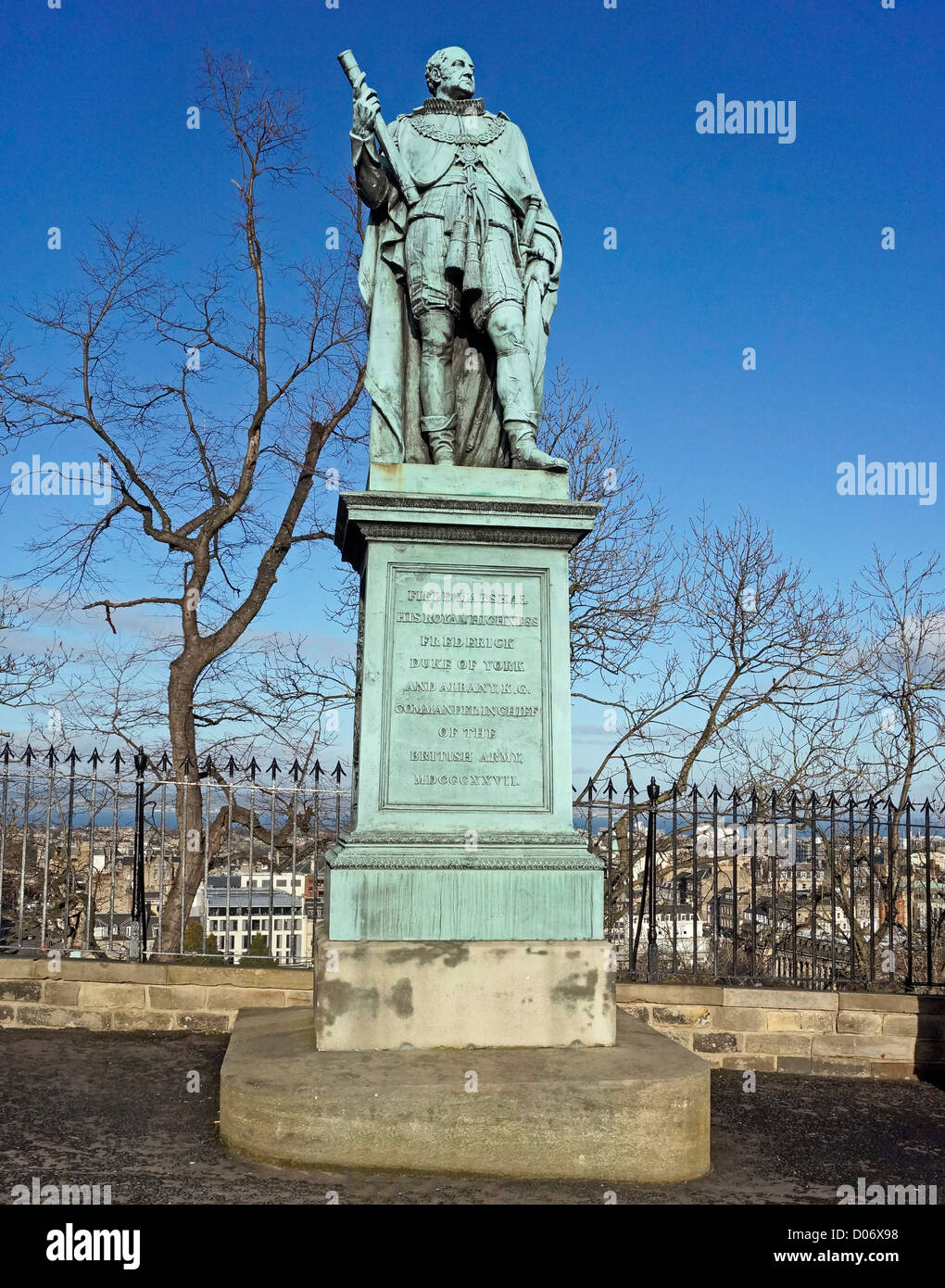 Statue von Feldmarschall seine königliche Hoheit Friedrich der Herzog von York und Albany K.G. befindet sich auf dem Edinburgh Castle Esplanade Stockfoto