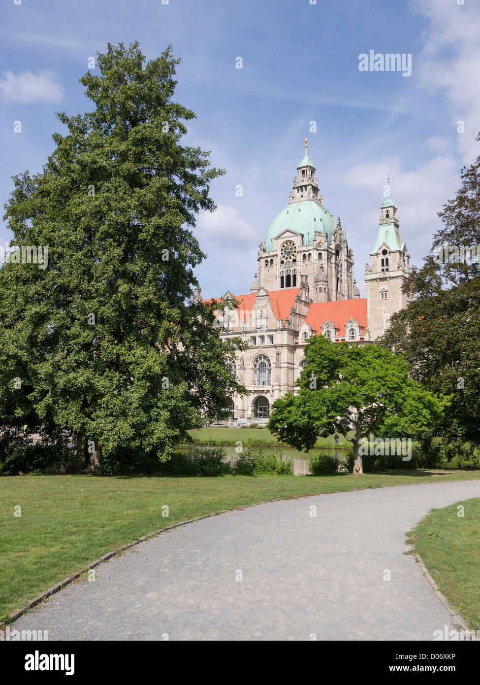 Neues Rathaus (neues Rathaus) in Hannover, Deutschland. Es befindet sich in einem öffentlichen Park mit Bäumen und einem großen See. Stockfoto