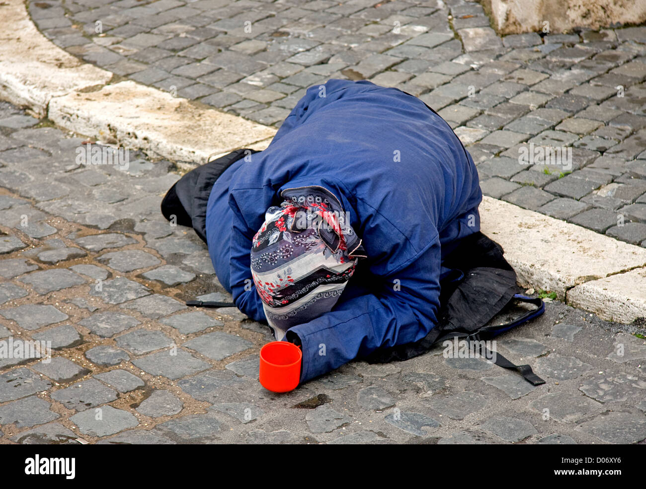 Arme Frau auf der Straße betteln um Geld Stockfoto