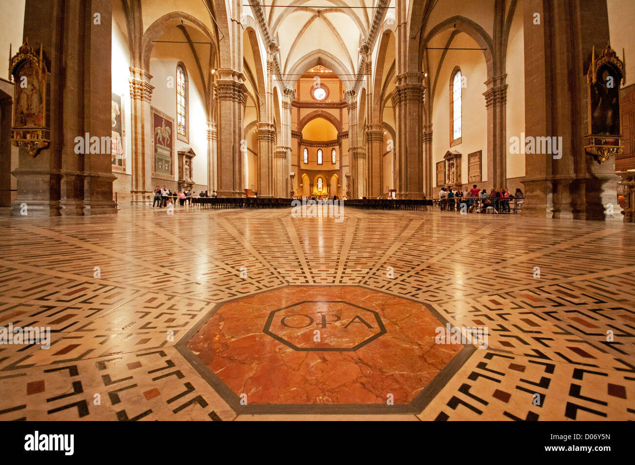 Innere des Florenz Kathedrale Duomo Santa Maria del Fiore zeigt schöne Marmorboden mit OPA Zeichen Stockfoto