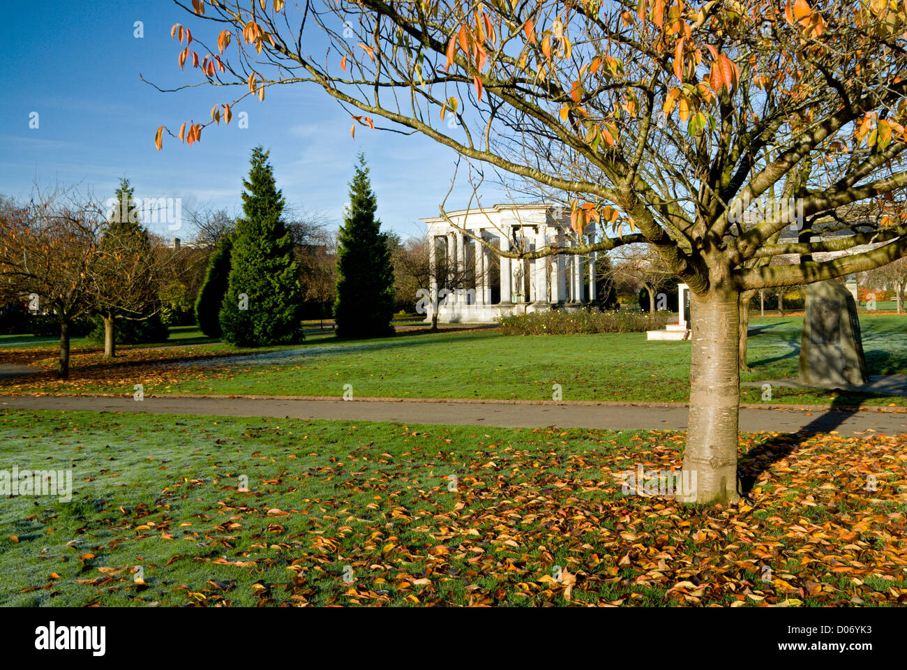 Herbst Farben und Wales National War Memorial, Alexandra Gardens, Cathays Park, Cardiff, Wales, UK. Stockfoto