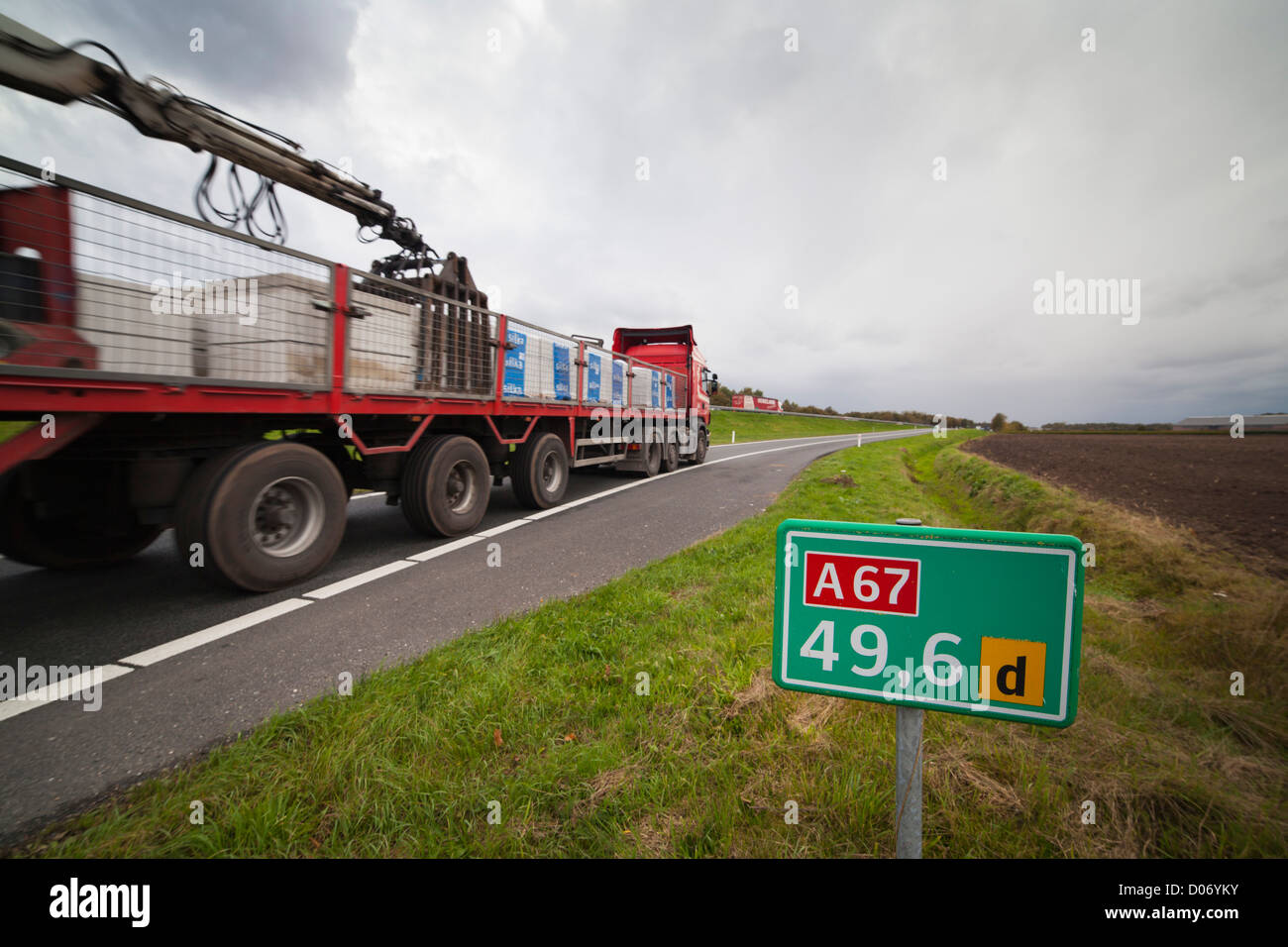 Transport LKW mit Beton Baustoffe bei der niederländischen Autobahn A67 in den Niederlanden, Provinz Noord-Brabant, Europa Stockfoto