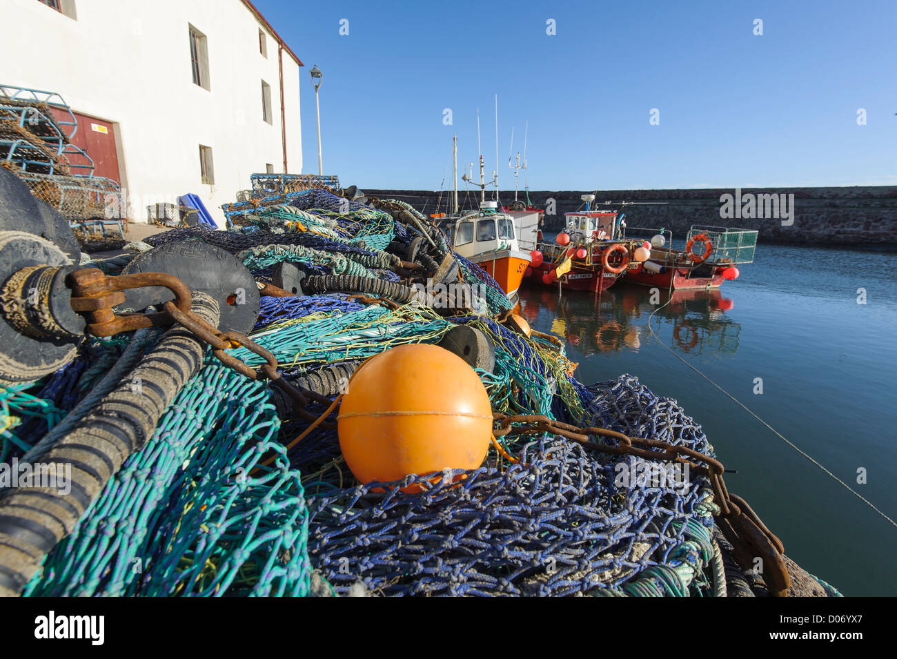 Fischernetze und Boote im traditionellen Hafen bei Dunbar, East Lothian, Schottland. Stockfoto