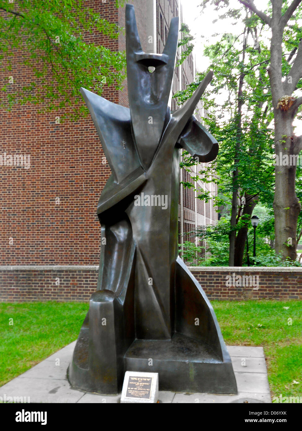 Die Skulptur „King Solomon“ von Alexander Archipenko aus dem Jahr 1963 befindet sich auf dem Campus der University of Pennsylvania in Philadelphia. Dieses Stück ist für seinen abstrakten und modernistischen Stil bekannt und spiegelt Archipenkos innovativen Ansatz in Bezug auf Skulpturen wider. Stockfoto