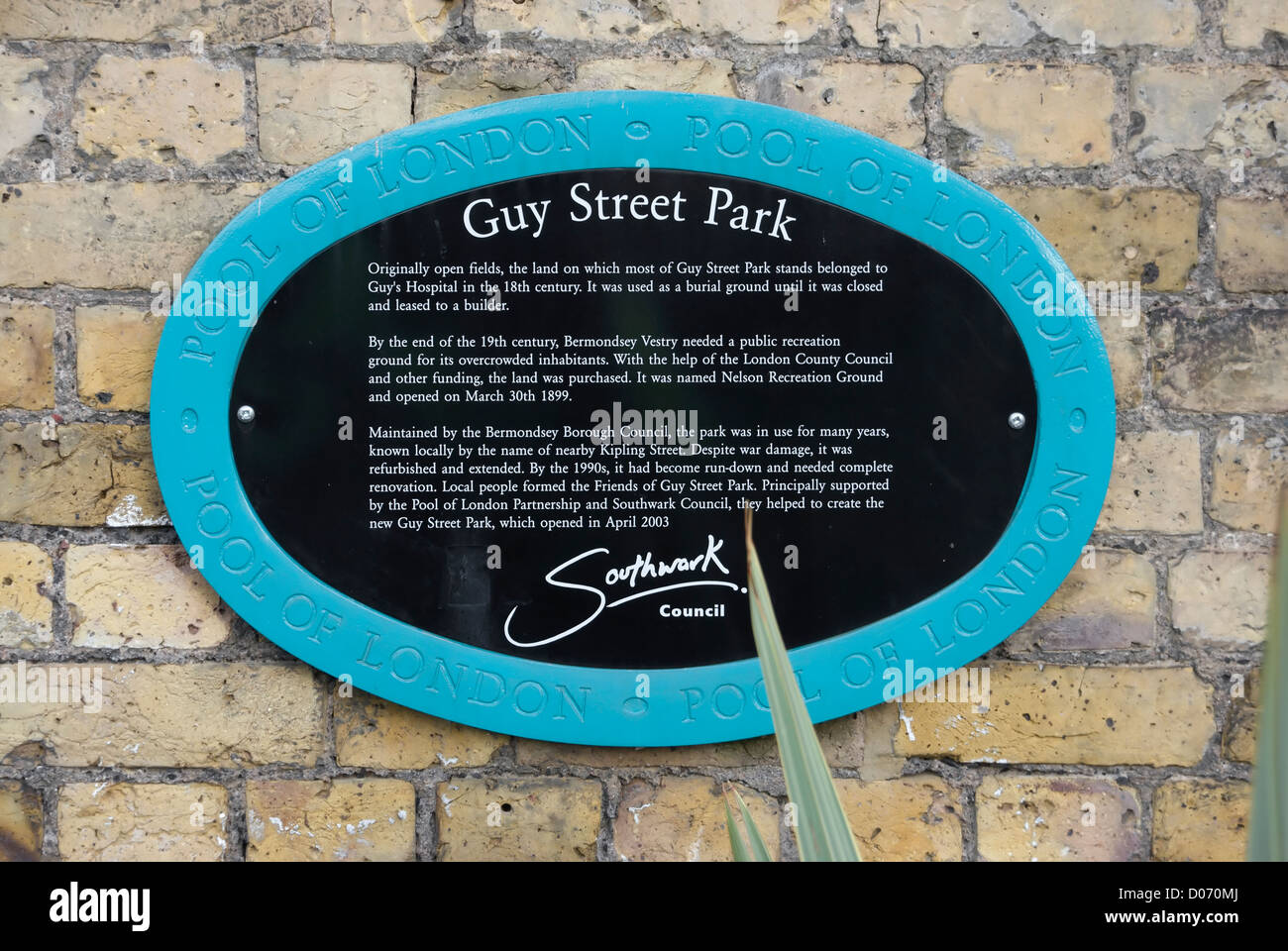 Gedenktafel am Kerl Straße Park, Southwark, London, England, beschreibt die Geschichte des Parks und seine Restaurierung Stockfoto