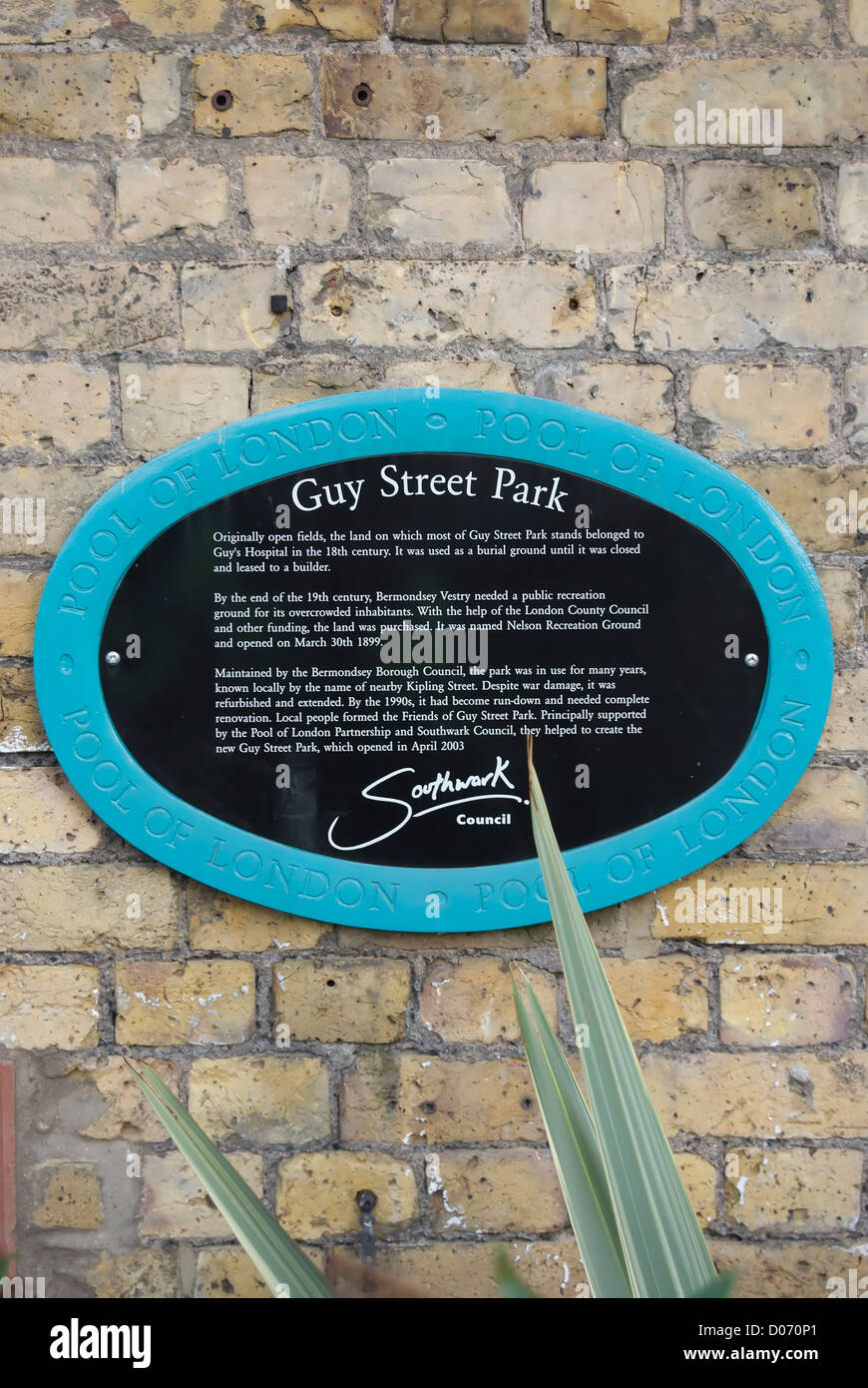 Gedenktafel am Kerl Straße Park, Southwark, London, England, beschreibt die Geschichte des Parks und seine Restaurierung Stockfoto