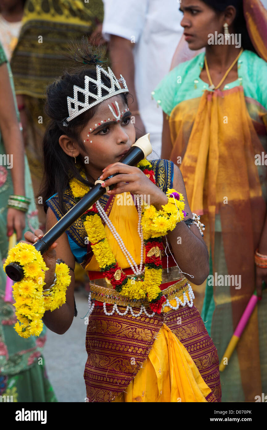 Indisches Mädchen gekleidet als Krishna auf einem Festival in den Straßen von Puttaparthi. Andhra Pradesh, Indien Stockfoto