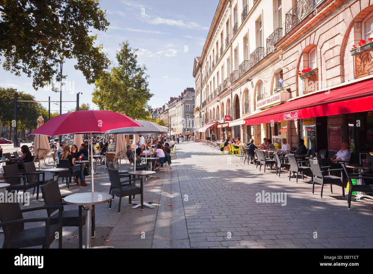 Menschen Essen im Freien in einem Restaurant in Nantes, Frankreich. Stockfoto