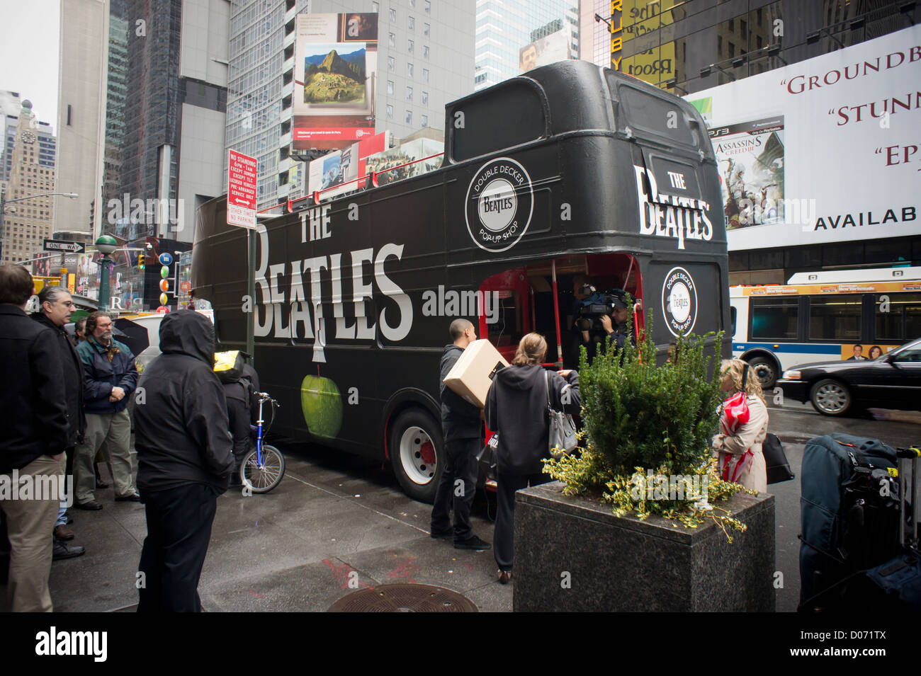 Mobiler Pop-up-Store in einem umgebauten Tourbus in New York verkauft remastered Beatles Stereo-Schallplatten in einem Box-set Stockfoto