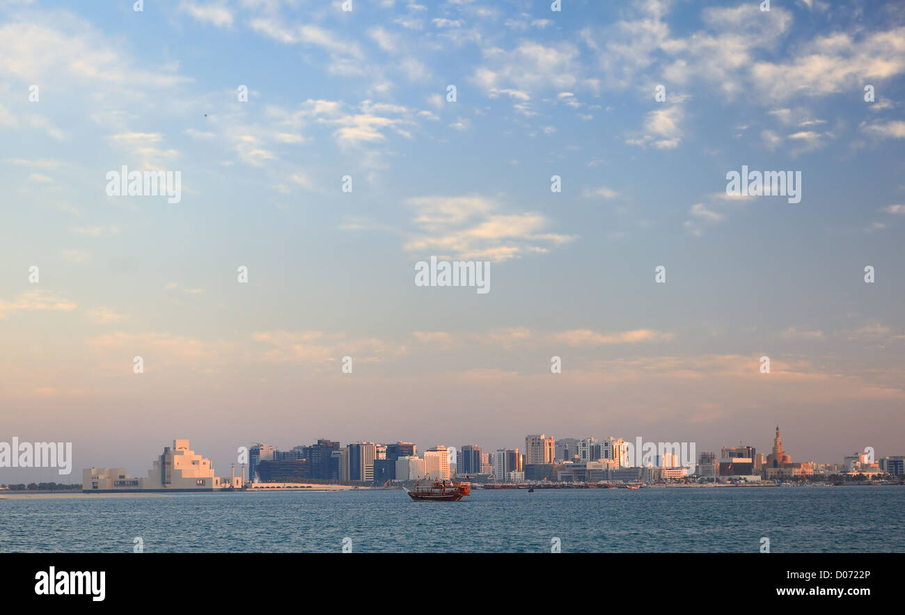Ein Blick über die Bucht von Doha, Katar, im Herbst mit Wolken, die Erfassung der untergehenden Sonne. Stockfoto