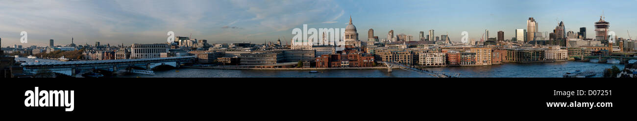 St Pauls Cathedral und Themse-Blick vom Tate Modern Art Gallery mit City of London School (rotes Backsteingebäude), London, Stockfoto