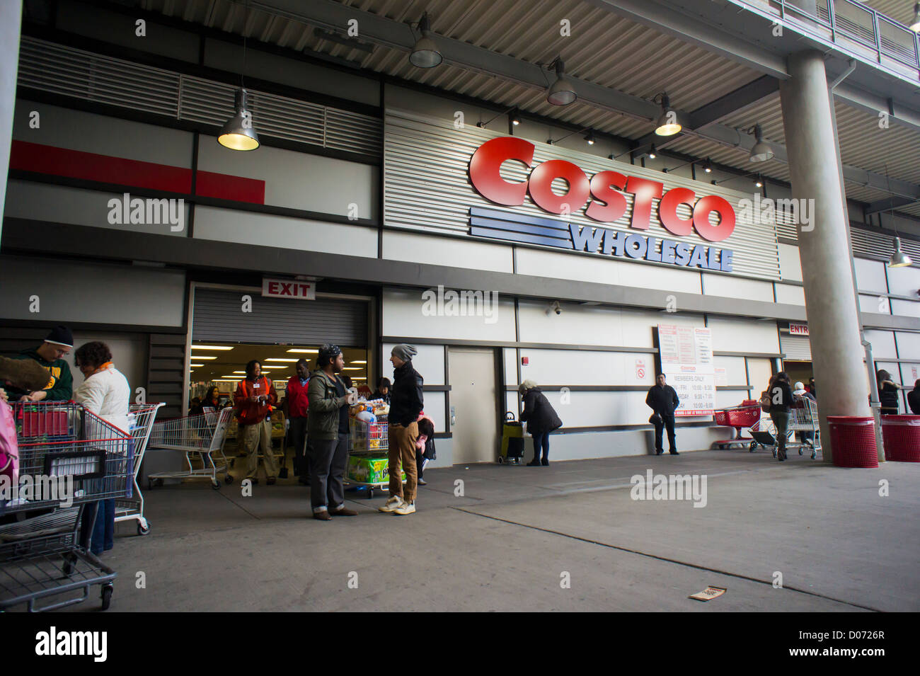Käufer außerhalb ein Costco Wholesale speichern in einem Einkaufszentrum in New York auf Sonntag, 18. November 2012. (© Richard B. Levine) Stockfoto