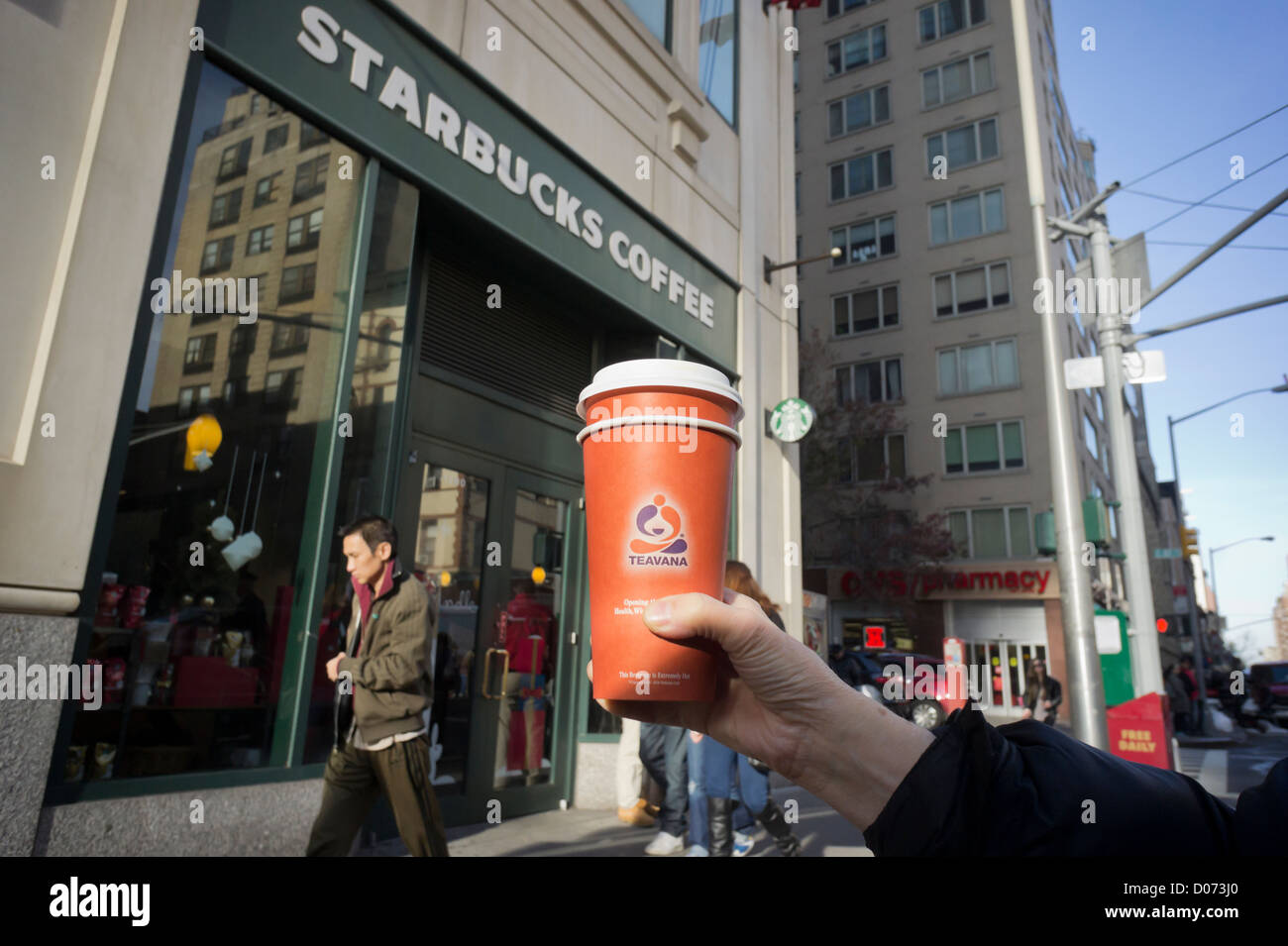 Teavana Kunde außerhalb ein Starbucks im Stadtteil Upper East Side von New York Stockfoto