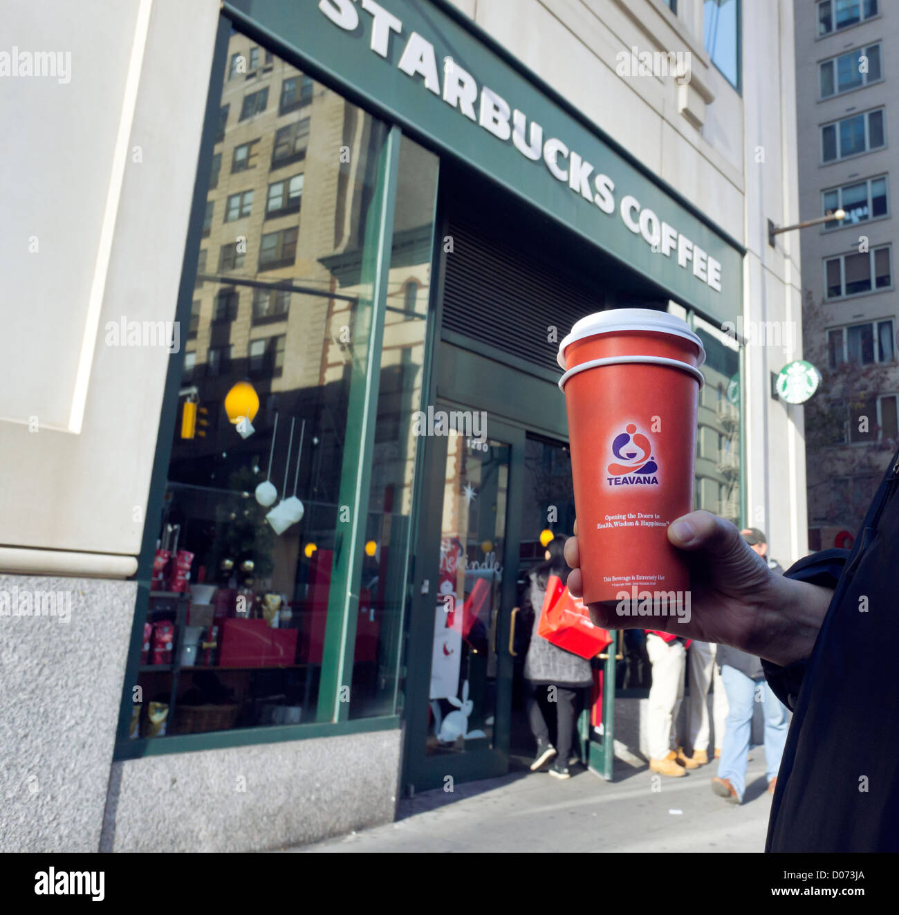 Teavana Kunde außerhalb ein Starbucks im Stadtteil Upper East Side von New York Stockfoto
