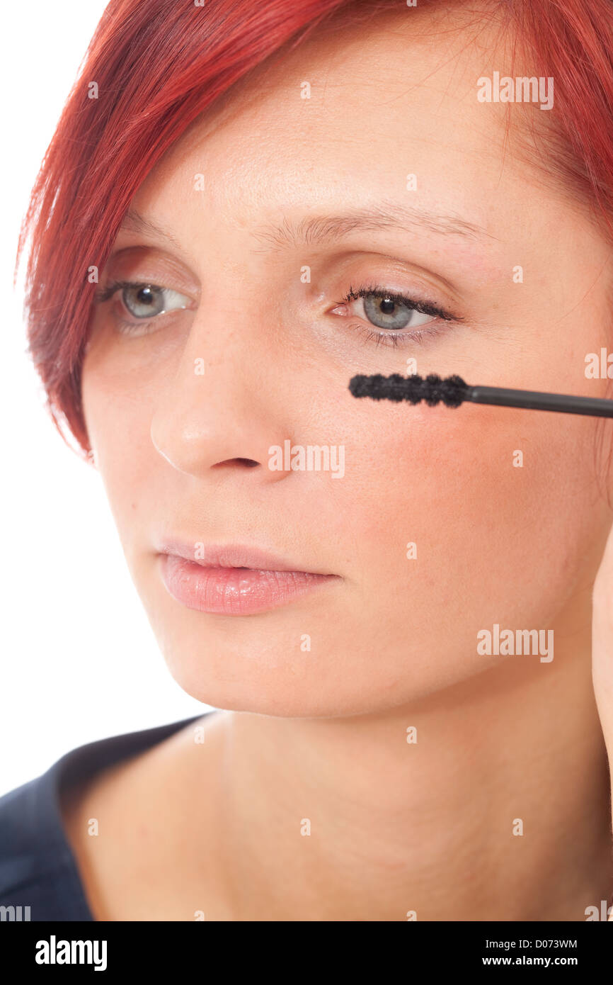 Frauen, die schwarze Mascara auf die Wimpern auftragen Stockfoto