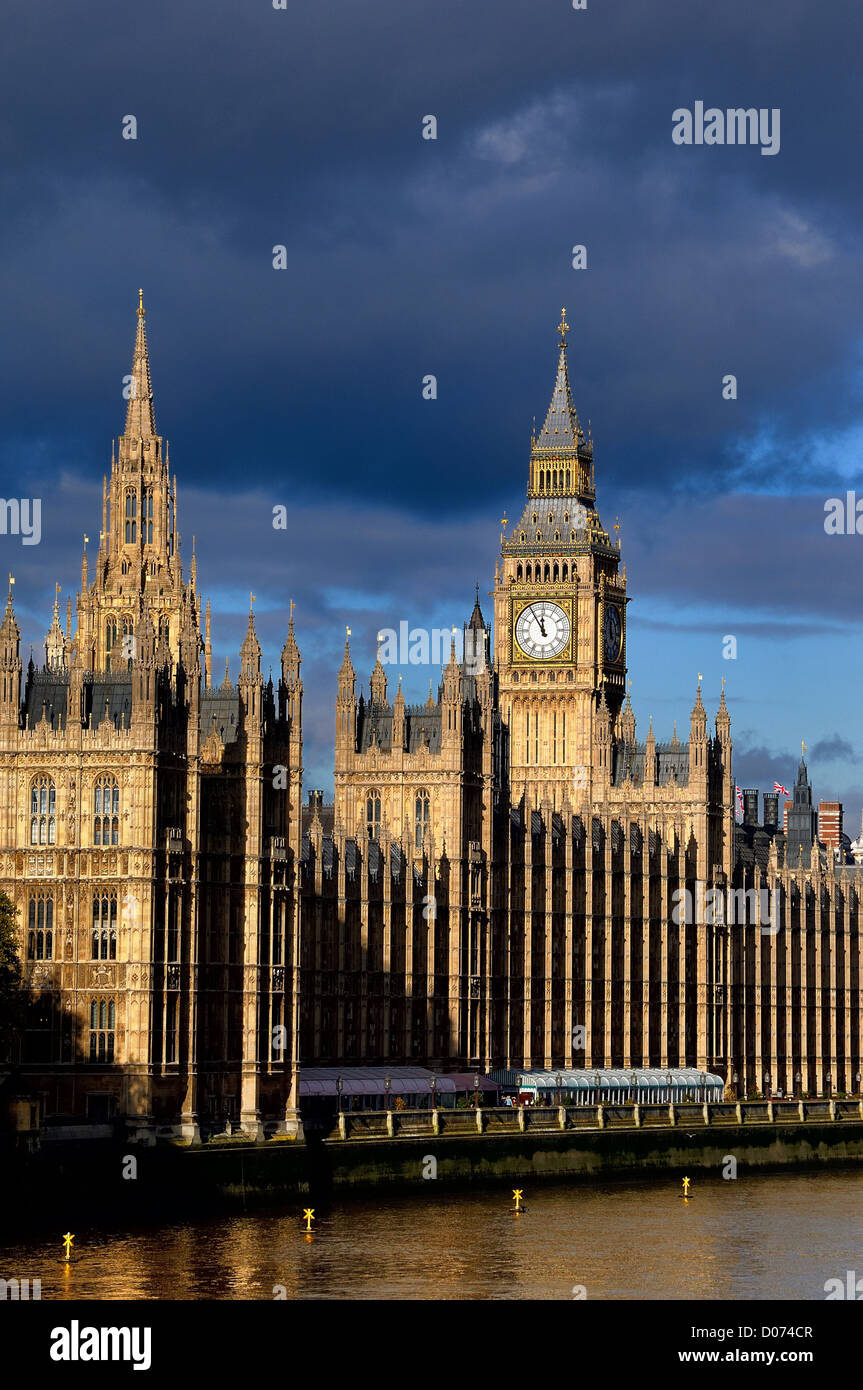 Dramatische Sonne und Wolken über dem Houses of Parliament London England Großbritannien Stockfoto