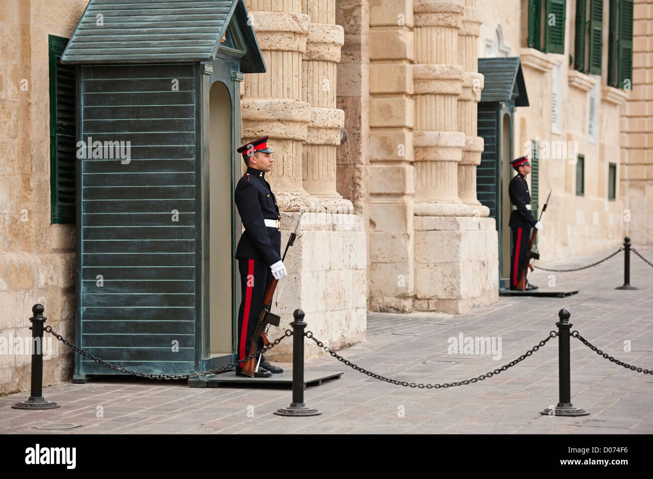 Wachposten auf Wache vor dem Großmeister-Palast, Valletta, Malta Stockfoto